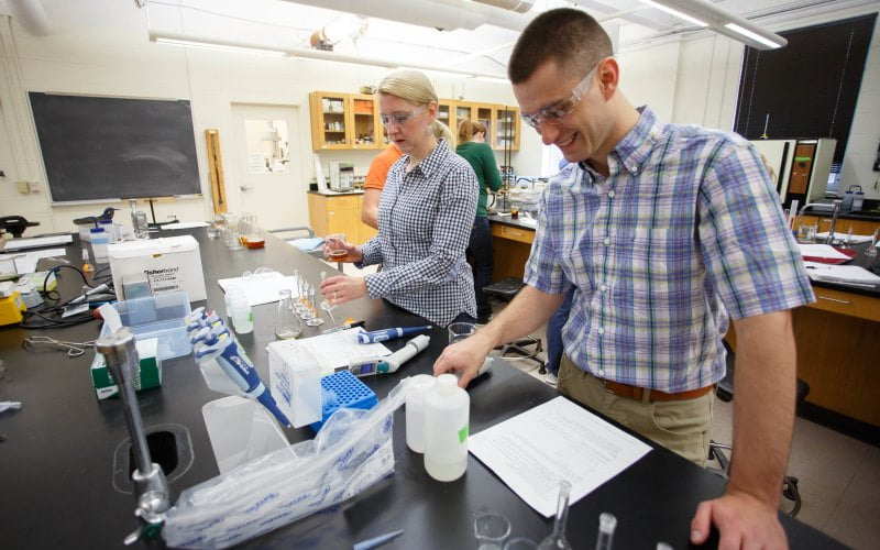 Hartwick student and faculty in lab