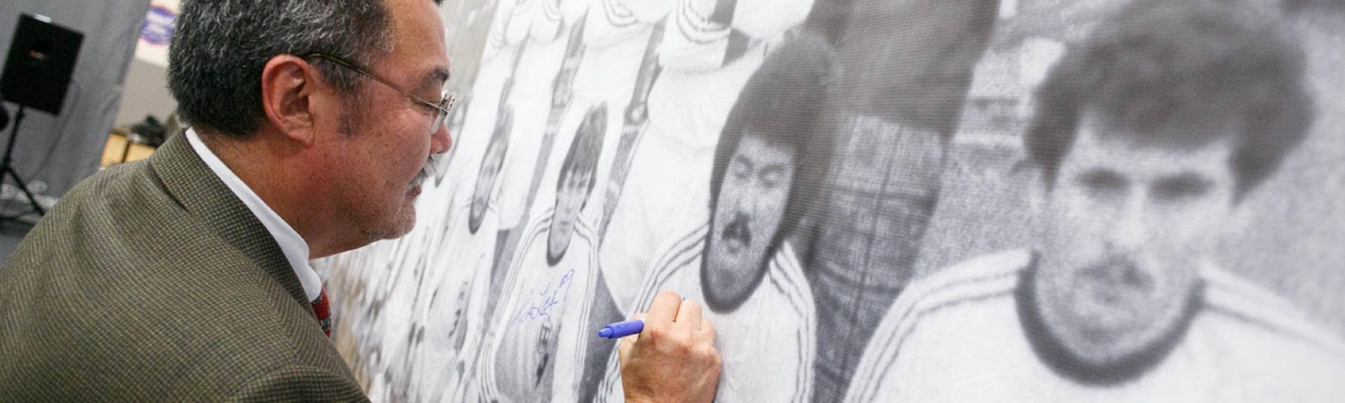 alumni signing a photo