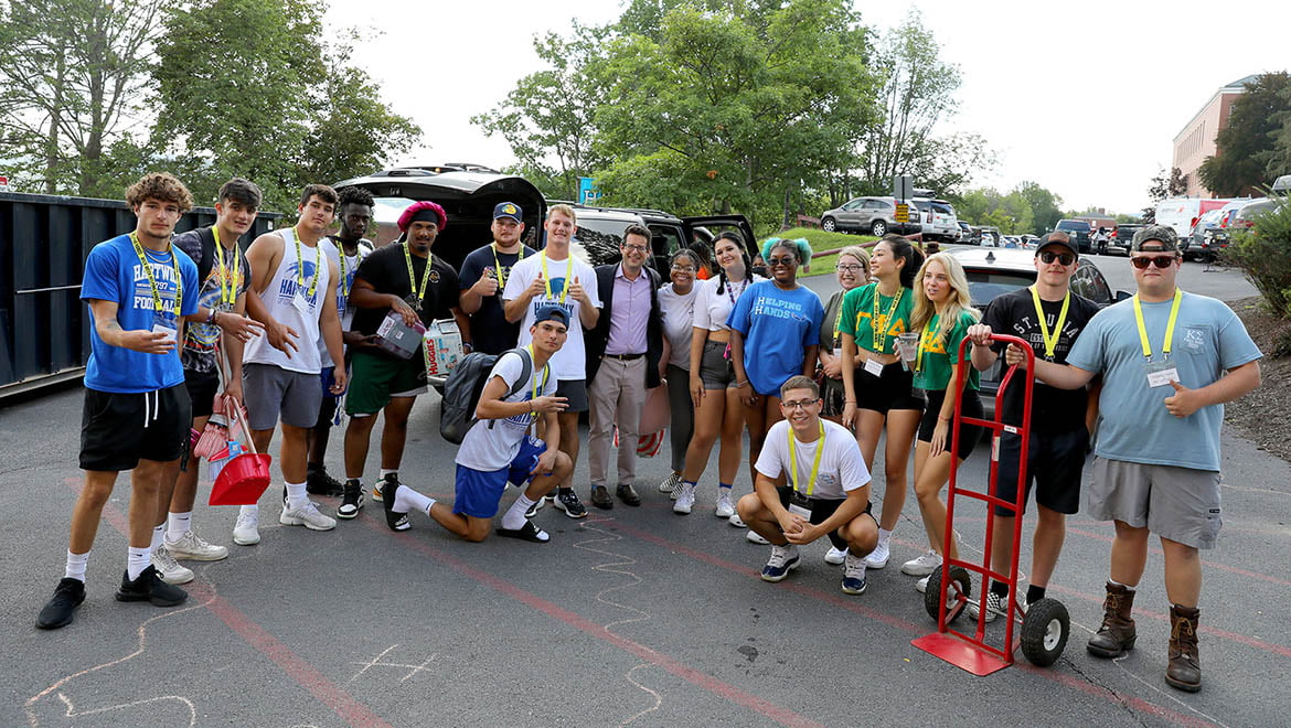 Hartwick Helping Hands students with President Reisberg during new student move-move