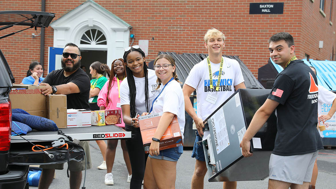 Hartwick Helping Hands students help new student and family move-in