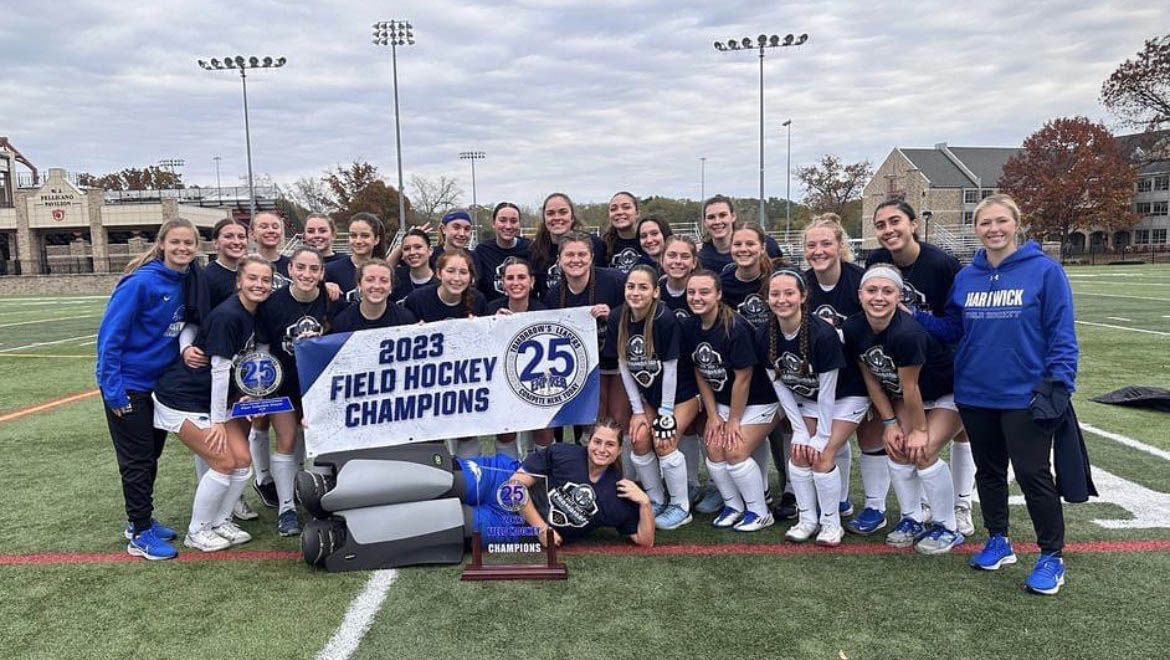 Caroline Aspuru with championship team and banner