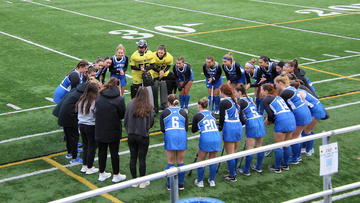 Caroline Aspuru with team on sideline