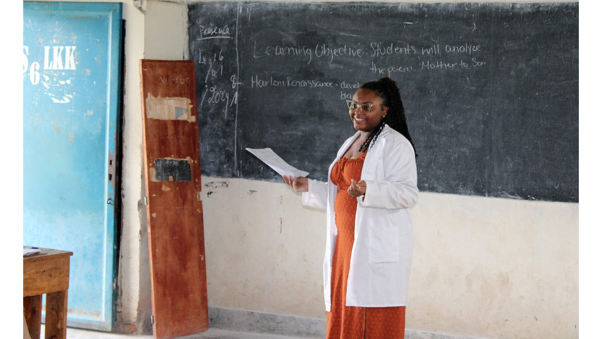Hartwick College student teacher Alaiysia Bonet-King '25 leading a lesson