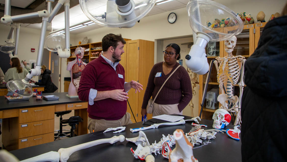 Hartwick College accepted student talking with biology faculty in anatomy and physiology lab during Accepted Students' Day