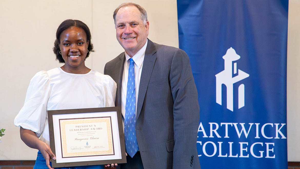 President’s Leadership Award recipient – Runyararo Chaora ’25 with President Mullen