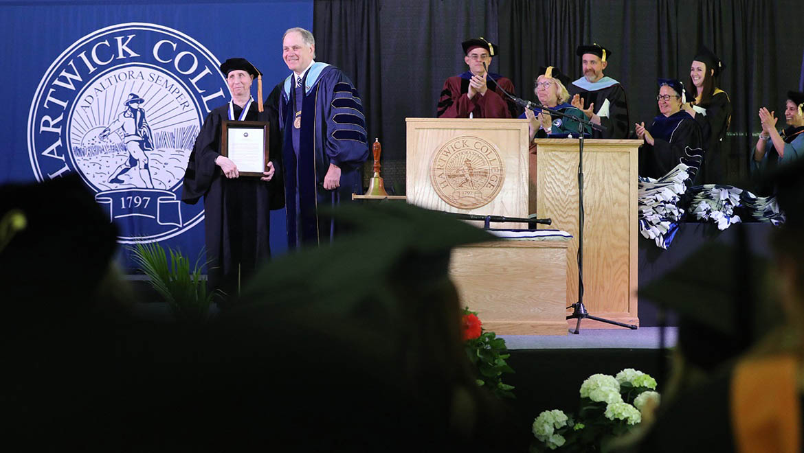 Elizabeth “Betty” Powell ’82 received the President’s Medal for Extraordinary and Exemplary Loyalty to the College with President Mullen