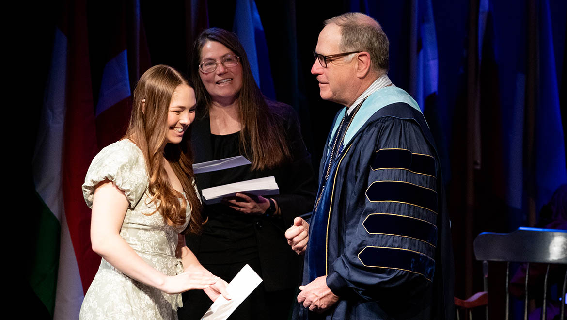 Hartwick College student shaking hands with President Mullen
