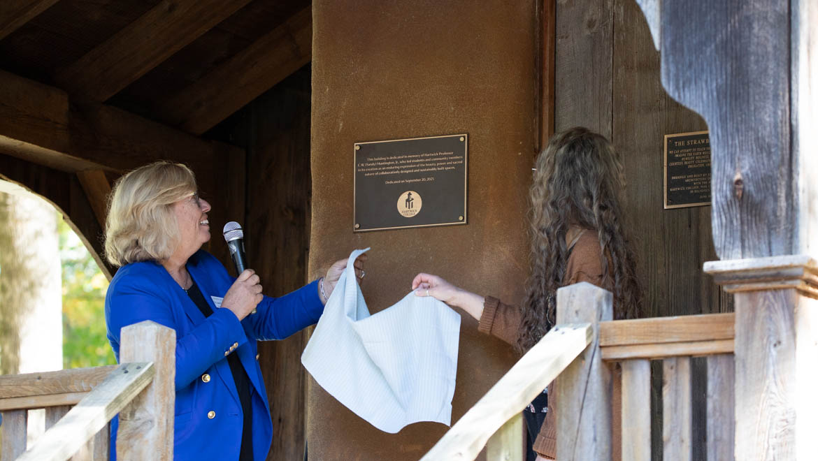 Laurel Bongiorno, vice president for academic affairs and provost unveils the Strawbale House plaque dedicated to Professor Huntington with Elizabeth Huntington