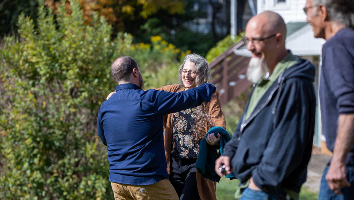 Elizabeth Huntington greets Justin Dimmel ’02