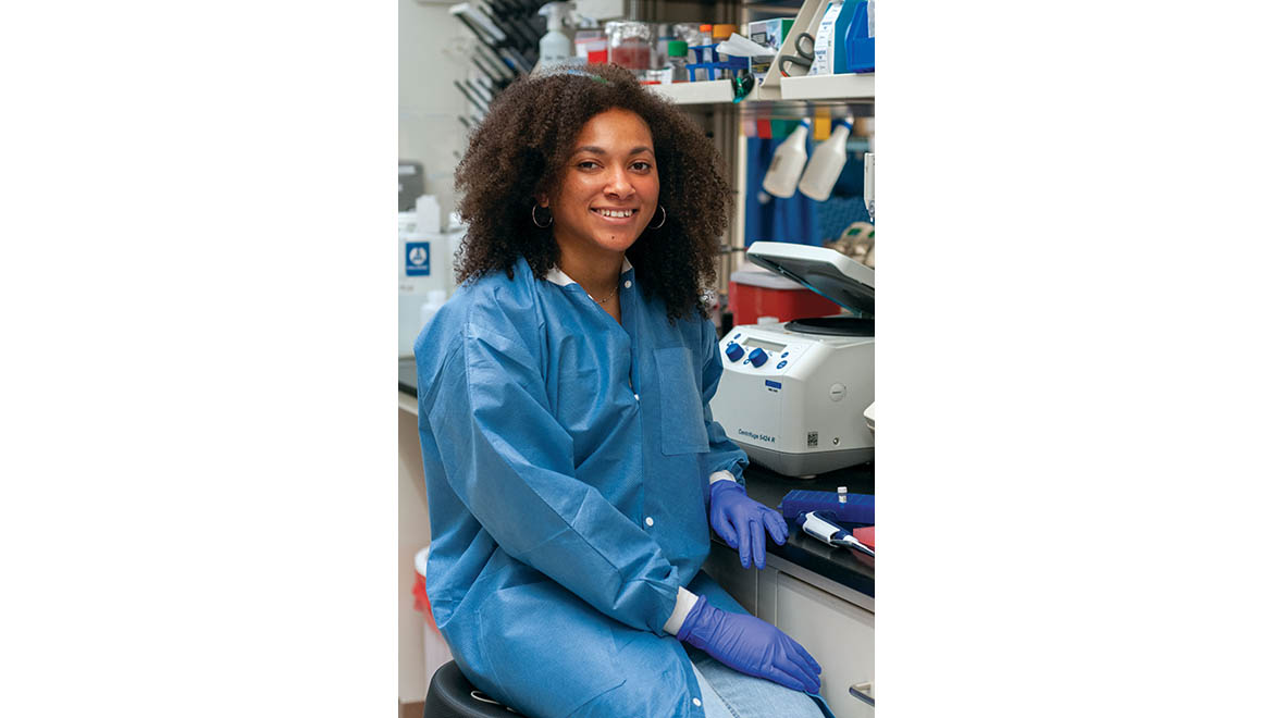 Tylisha Gourdine ’20 in lab