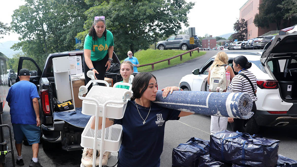 Hartwick student volunteers helping new students move-in to residence halls